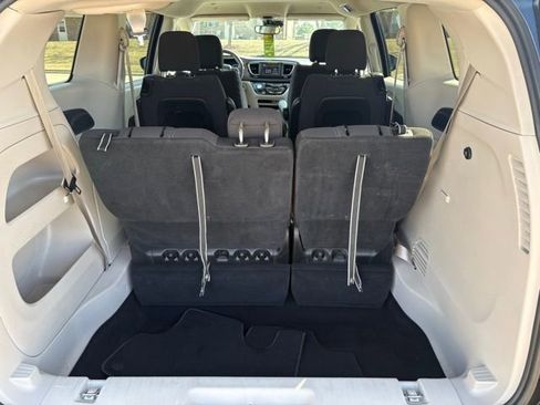 Used 2023 Chrysler Voyager LX FWD image 6