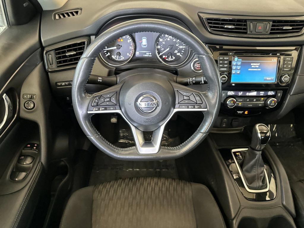 Used 2017 Nissan Rogue SV w/ Sun & Sound Touring Package FWD image 13