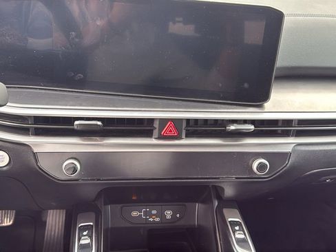 Used 2025 Kia Sorento S image 9
