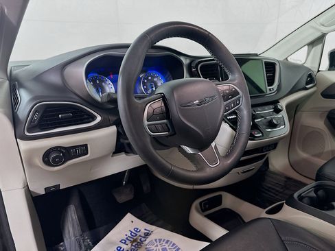 Used 2024 Chrysler Pacifica Touring-L image 9