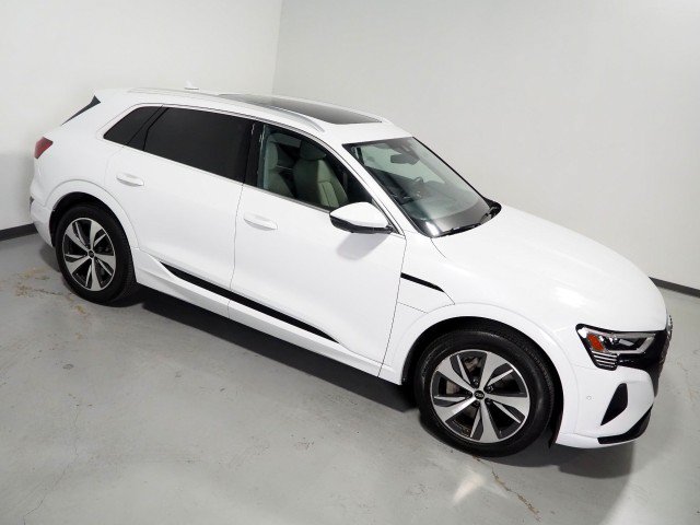 Used 2024 Audi Q8 e-tron Premium Plus w/ Premium Plus Package AWD/4WD image 12