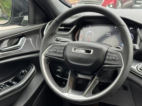Used 2023 Jeep Grand Cherokee Altitude AWD/4WD image 13
