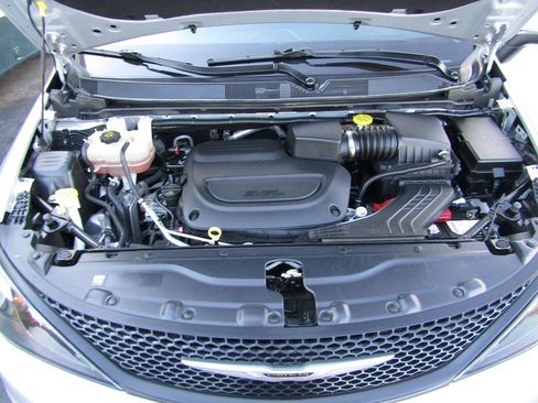 Used 2022 Chrysler Voyager LX FWD image 37