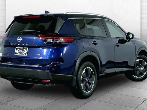 Used 2025 Nissan Rogue SV w/ SV Premium Package image 13