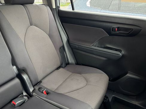 Used 2025 Toyota Highlander LE FWD image 40