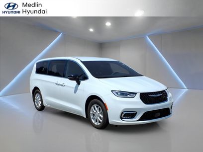 Used 2026 Chrysler Pacifica Select
