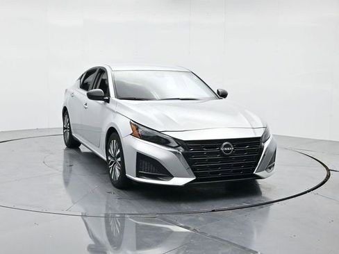 Used 2024 Nissan Altima 2.5 SV image 5