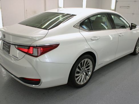 Used 2019 Lexus ES 300h Luxury image 10