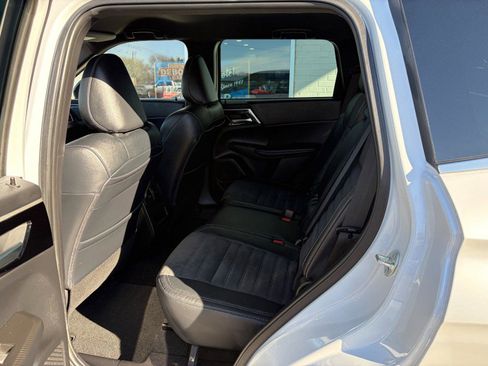 Used 2023 Mitsubishi Outlander SE Black Edition image 18