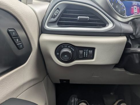 Used 2023 Chrysler Pacifica Touring-L image 16