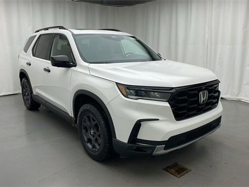 Used 2024 Honda Pilot TrailSport image 2