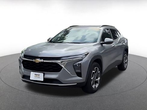 Used 2025 Chevrolet Trax LT FWD image 6
