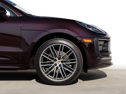 Certified 2025 Porsche Macan AWD/4WD image 11