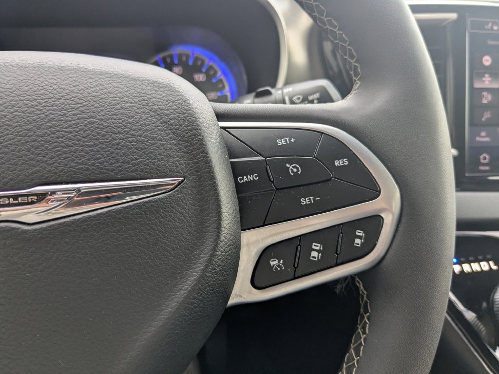 Used 2025 Chrysler Pacifica Select FWD image 18