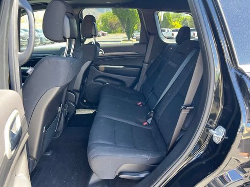 Used 2021 Jeep Grand Cherokee Laredo AWD/4WD image 26