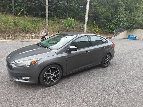Used 2018 Ford Focus SE w/ SE Appearance Package FWD image 6