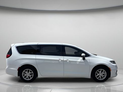 Used 2023 Chrysler Pacifica Touring-L FWD image 2
