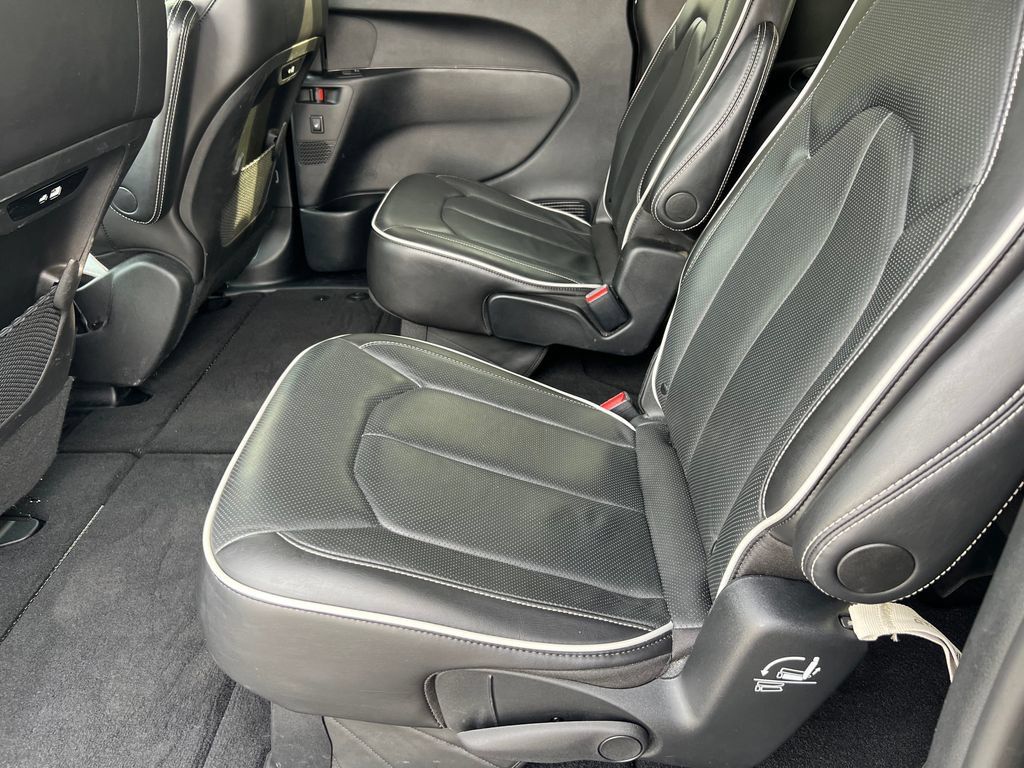 Used 2025 Chrysler Pacifica Limited FWD image 13