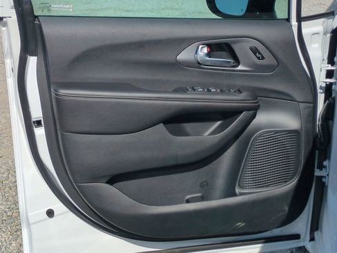 New 2026 Chrysler Pacifica Select image 24