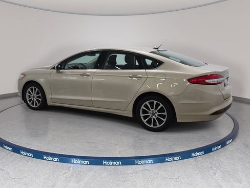 Used 2017 Ford Fusion SE w/ Fusion SE Technology Package FWD image 8