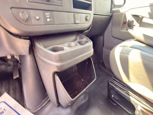 Used 2017 GMC Savana 3500 RWD image 32