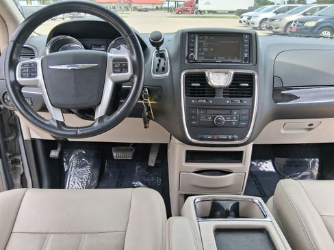 Used 2013 Chrysler Town & Country Touring FWD image 13