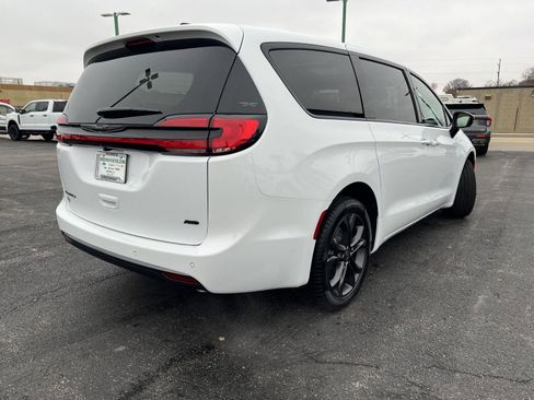 New 2026 Chrysler Pacifica Select image 4