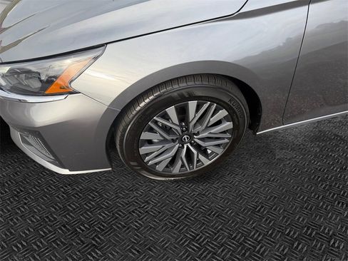 Used 2024 Nissan Altima 2.5 SV image 10