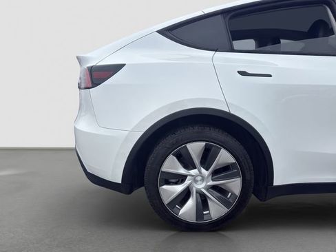 Used 2022 Tesla Model Y Long Range image 30