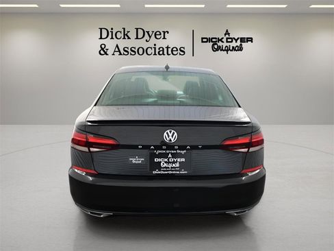 Used 2021 Volkswagen Passat 2.0T R-Line image 2