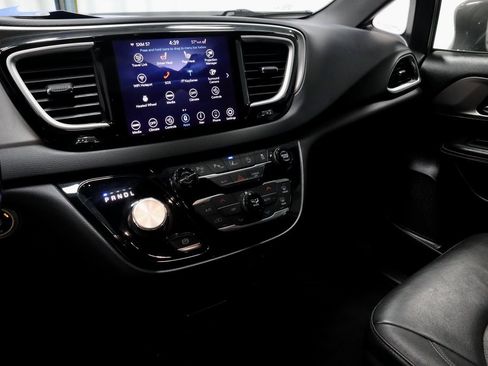 Used 2020 Chrysler Pacifica Touring-L w/ Advanced Safetytec Group image 30