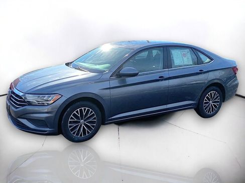 Used 2019 Volkswagen Jetta SE w/ Cold Weather Package image 2
