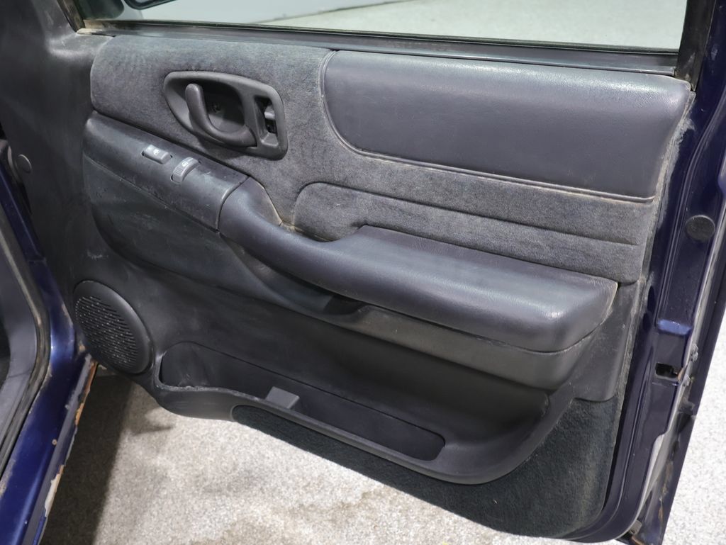 Used 2000 Chevrolet Blazer LS w/ LS Preferred Equipment Group AWD/4WD image 25