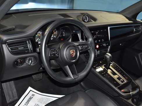 Certified 2024 Porsche Macan image 5