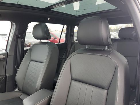 Used 2022 Volkswagen Tiguan SE R-Line image 14