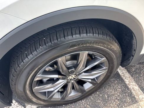 Certified 2023 Volkswagen Tiguan SE w/ Panoramic Sunroof Package FWD image 28