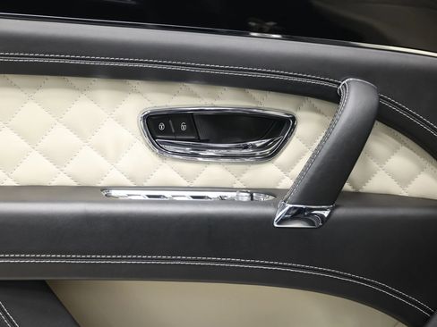 Used 2017 Bentley Bentayga AWD/4WD image 11