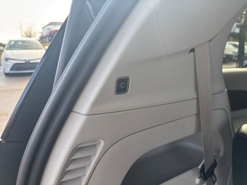 Used 2024 Chrysler Pacifica Touring-L image 17