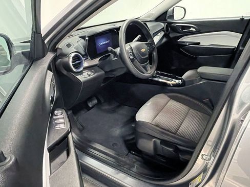 Used 2024 Chevrolet Trax LT FWD image 16