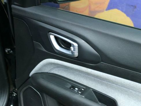 Used 2024 Jeep Compass Latitude image 11