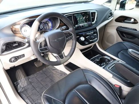 Used 2024 Chrysler Pacifica Limited image 10