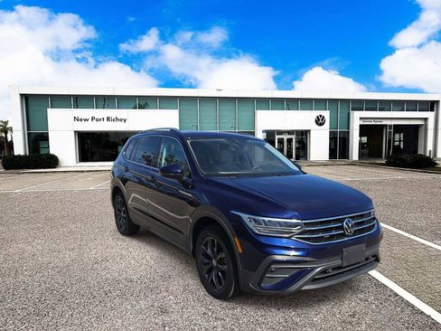 Used 2023 Volkswagen Tiguan SE w/ Panoramic Sunroof Package image 2
