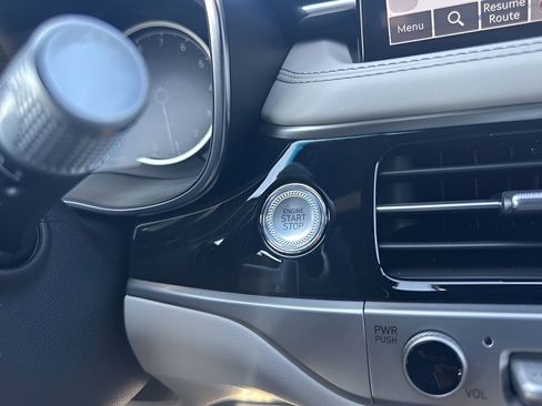 Used 2025 Genesis G70 2.5T image 22