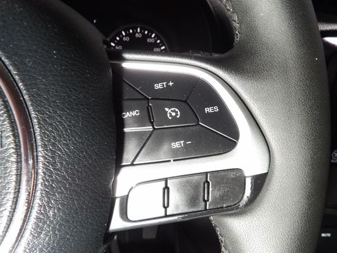 Used 2018 Jeep Renegade Latitude FWD image 17