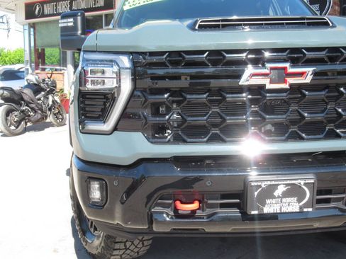 Used 2025 Chevrolet Silverado 2500 ZR2 w/ Technology Package AWD/4WD image 3