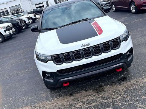 Used 2025 Jeep Compass Trailhawk AWD/4WD image 3
