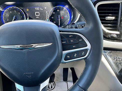 Used 2023 Chrysler Pacifica Touring-L image 19