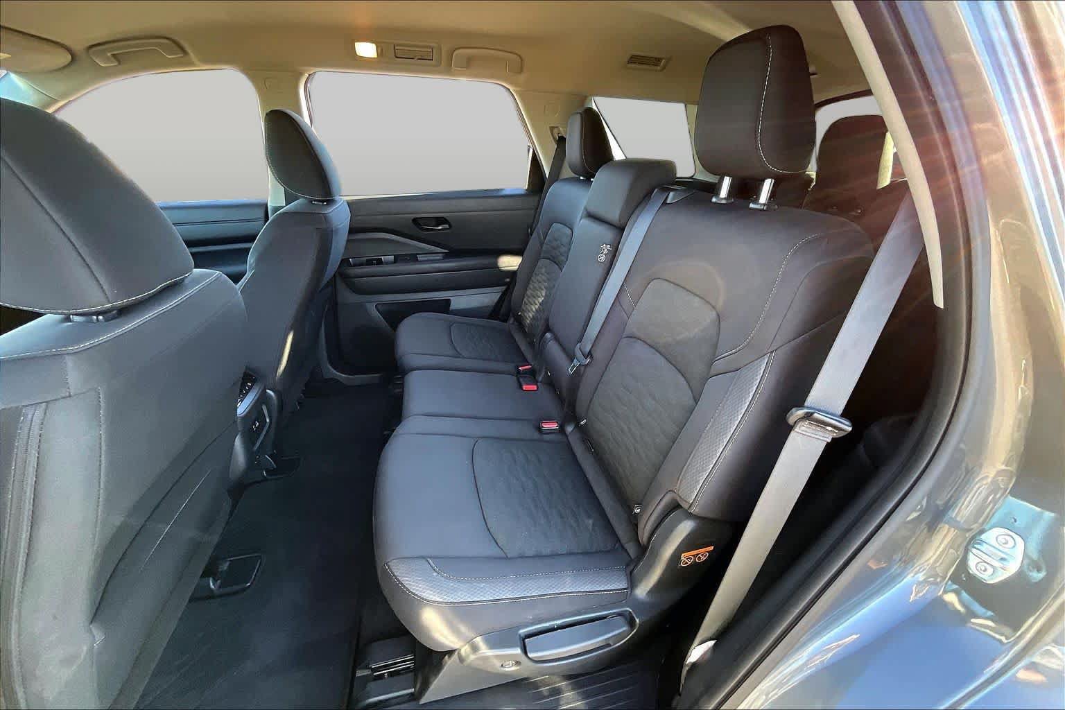 Used 2025 Nissan Pathfinder SV AWD/4WD image 19