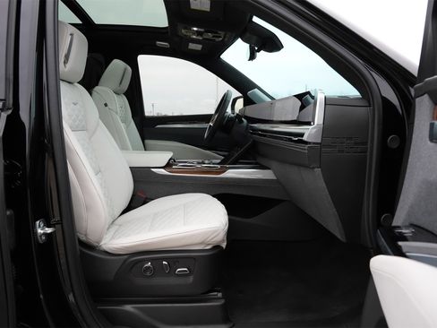 Certified 2025 Cadillac Escalade ESV Sport Platinum w/ LPO, ONYX Package image 28