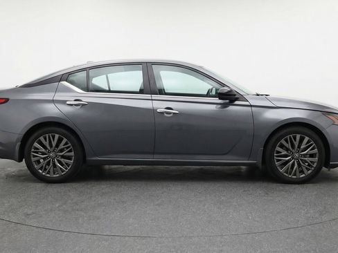 Used 2025 Nissan Altima 2.5 SV image 11